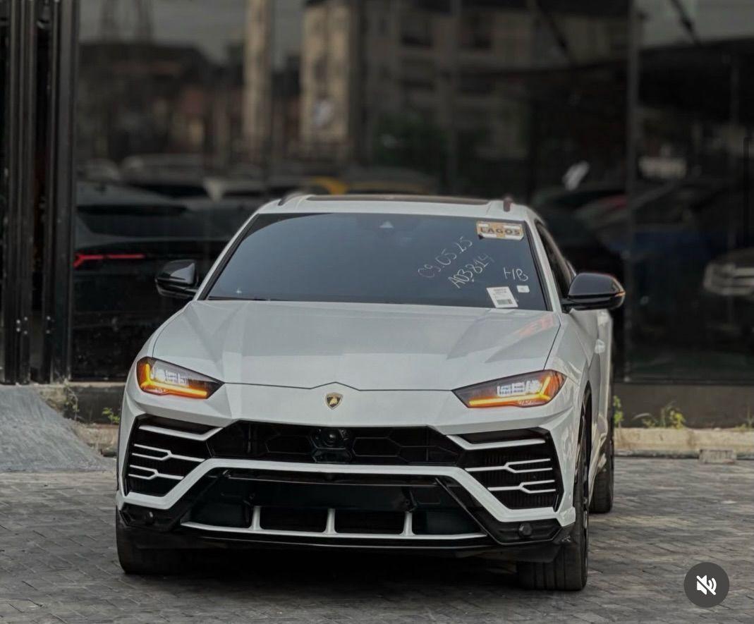  Lamborghini Urus 